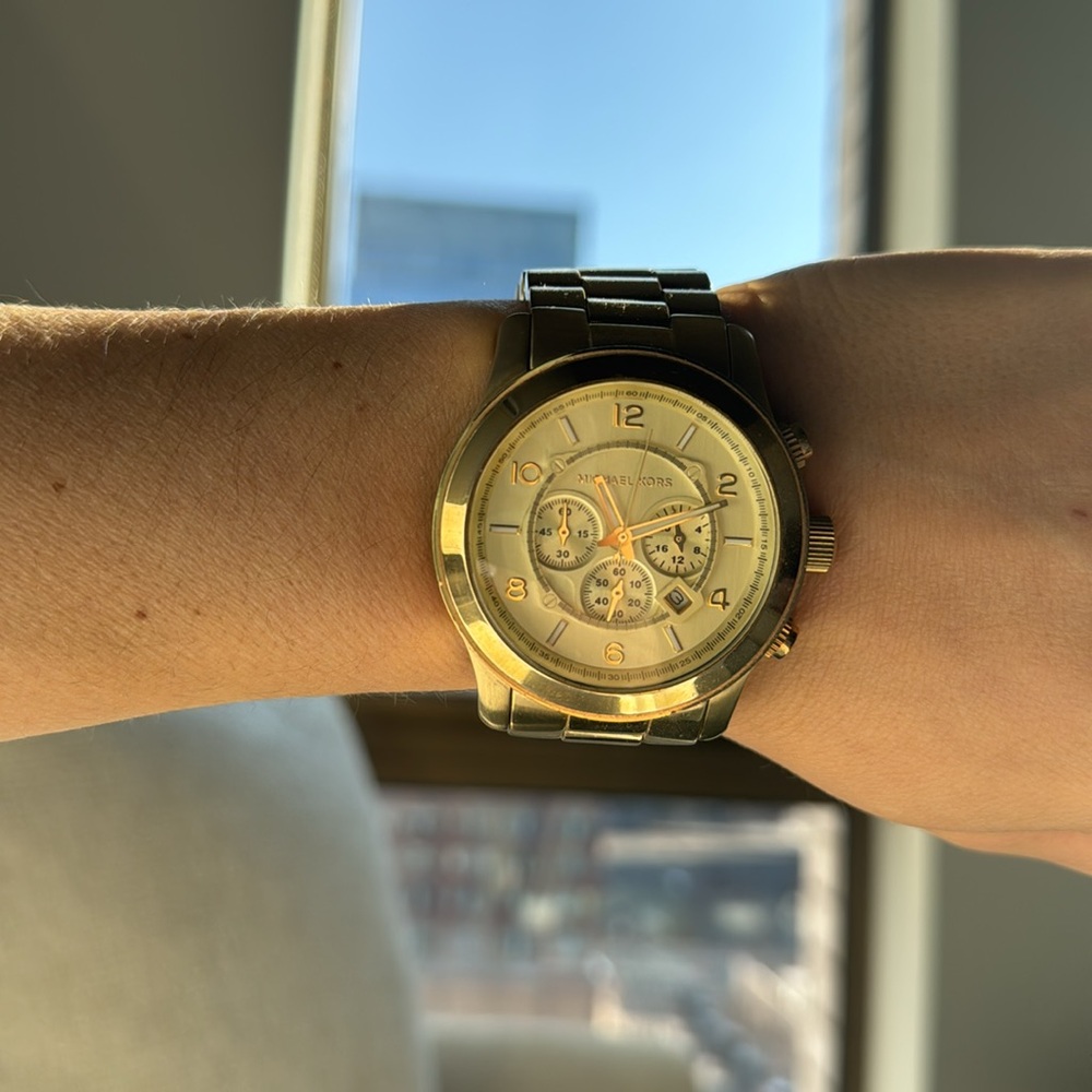Michael Kors Gold Chronograph Watch
NEEDS NEW BATTERY